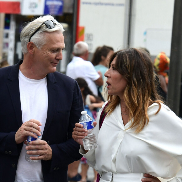 Mathilde Seigner et son compagnon Mathieu Petit - Mariage de Claude Lelouch à la mairie du 18ème à Paris. Le 17 juin 2023. ©Agence / Bestimage