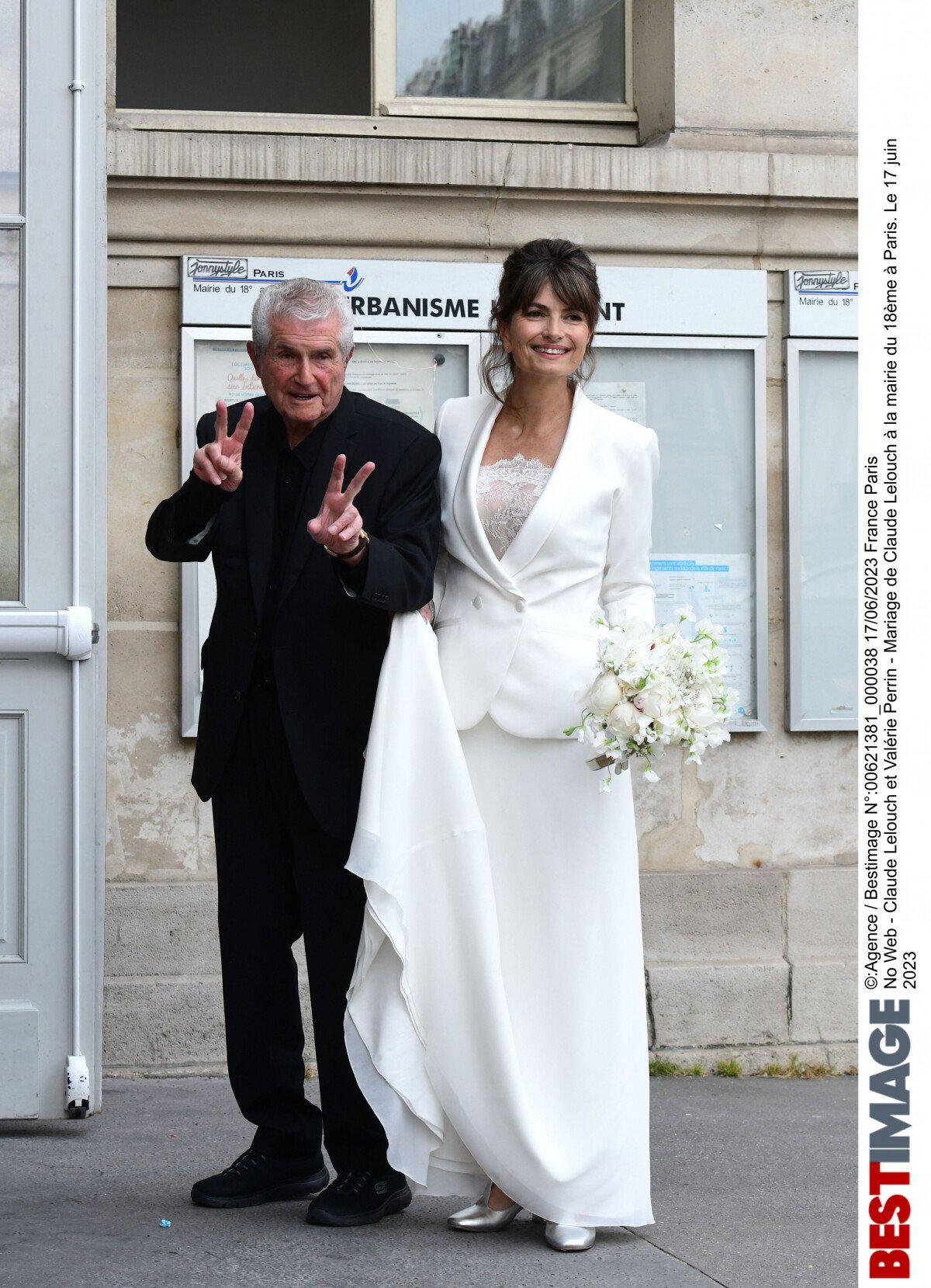Photo : Claude Lelouch et Valérie Perrin - Mariage de Claude Lelouch à la  mairie du 18ème à Paris. Le 17 juin 2023. ©Agence / Bestimage - Purepeople