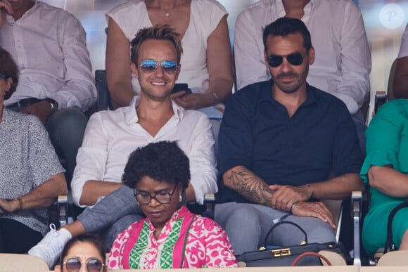 Cyril Féraud et un ami - Célébrités en tribunes des Internationaux de France de tennis de Roland Garros 2023 à Paris le 11 juin 2023. © Jacovides-Moreau/Bestimage