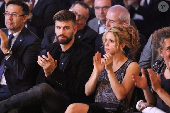 Gerard Piqué reçoit le prix du meilleur athlète catalan lors d'une cérémonie à Barcelone. Son ex compagne, la chanteuse Shakira était à ses côtés