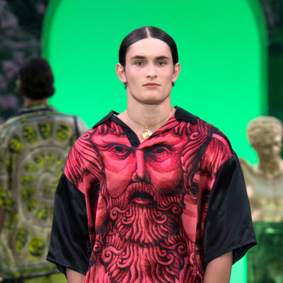Preuve en est leurs échanges sur les réseaux sociaux.
Aurélien Enthoven (fils de C. Bruni) Défilé Versace "Collection Prêt-à-Porter Homme Printemps/Eté 2023" lors de la Fashion Week de Milan (MLFW), le 18 juin 2022.