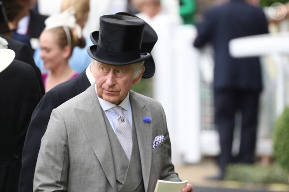 Alors qu'on compte d'habitude sur le prince Louis pour grimacer, cette fois-ci c'était au tour de la reine.
Le roi Charles III d'Angleterre lors du premier jour de la course hippique Royal Ascot 2023, à Ascot, Royaume Uni, le 20 juin 2023.