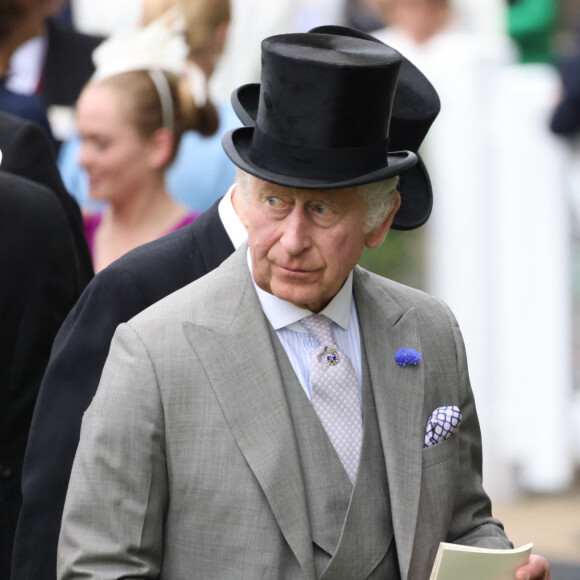 Alors qu'on compte d'habitude sur le prince Louis pour grimacer, cette fois-ci c'était au tour de la reine.
Le roi Charles III d'Angleterre lors du premier jour de la course hippique Royal Ascot 2023, à Ascot, Royaume Uni, le 20 juin 2023.