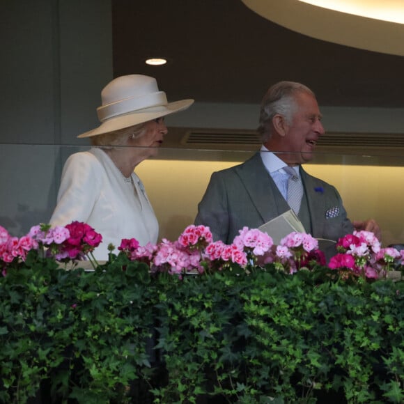 Le couple était très élégant, et Camilla portait un accessoire très remarqué.
Le roi Charles III d'Angleterre et Camilla Parker Bowles, reine consort d'Angleterre lors du premier jour de la course hippique Royal Ascot 2023, à Ascot, Royaume Uni, le 20 juin 2023.