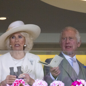 La reine a fait sensation.
Le roi Charles III d'Angleterre et Camilla Parker Bowles, reine consort d'Angleterre lors du premier jour de la course hippique Royal Ascot 2023, à Ascot, Royaume Uni, le 20 juin 2023.