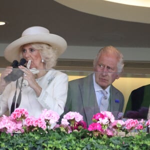 Passionnée de courses hippiques, la femme du roi Charles III s'est régalée en loge royale. 
Le roi Charles III d'Angleterre et Camilla Parker Bowles, reine consort d'Angleterre lors du premier jour de la course hippique Royal Ascot 2023, à Ascot, Royaume Uni, le 20 juin 2023.