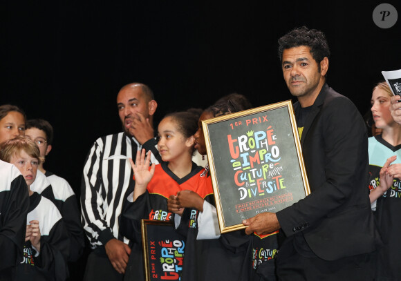 Parrain du parrain du Trophée d'Impro Culture & Diversité, il a remis le 1er prix du trophée d'Impro Culture et Diversité 2023 
Exclusif - Jamel Debbouze (parrain du parrain du Trophée d'Impro Culture & Diversité) remet le 1er prix du trophée d'Impro Culture et Diversité 2023 - Finale Nationale du Trophée d'Impro Culture et Diversité 2023 à l'Odéon Théâtre de l'Europe de Paris, France, le 20 juin 2023. © Coadic Guirec/Bestimage