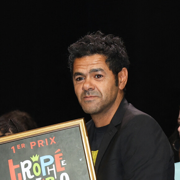 Parrain du parrain du Trophée d'Impro Culture & Diversité, il a remis le 1er prix du trophée d'Impro Culture et Diversité 2023 
Exclusif - Jamel Debbouze (parrain du parrain du Trophée d'Impro Culture & Diversité) remet le 1er prix du trophée d'Impro Culture et Diversité 2023 - Finale Nationale du Trophée d'Impro Culture et Diversité 2023 à l'Odéon Théâtre de l'Europe de Paris, France, le 20 juin 2023. © Coadic Guirec/Bestimage