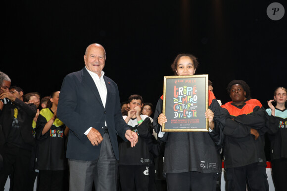 Exclusif - Marc Ladreit de Lacharrière (fondateur de la Fondation Culture & Diversité) remet le 2ème prix trophée du trophée d'Impro Culture et Diversité 2023  - Finale Nationale du Trophée d'Impro Culture et Diversité 2023 à l'Odéon Théâtre de l'Europe de Paris, France, le 20 juin 2023. © Coadic Guirec/Bestimage