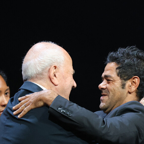 Très complices, les deux puissants hommes s'engagent pour la jeunesse
Exclusif - Marc Ladreit de Lacharrière (fondateur de la Fondation Culture & Diversité) et Jamel Debbouze (parrain du parrain du Trophée d'Impro Culture & Diversité) - Finale Nationale du Trophée d'Impro Culture et Diversité 2023 à l'Odéon Théâtre de l'Europe de Paris, France, le 20 juin 2023. © Coadic Guirec/Bestimage