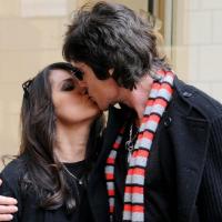 Quand Ronn Moss, d'Amour, Gloire et Beauté... embrasse passionnément son épouse en pleine rue !