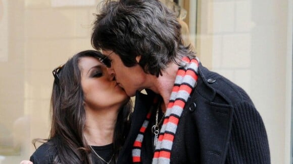 Quand Ronn Moss, d'Amour, Gloire et Beauté... embrasse passionnément son épouse en pleine rue !