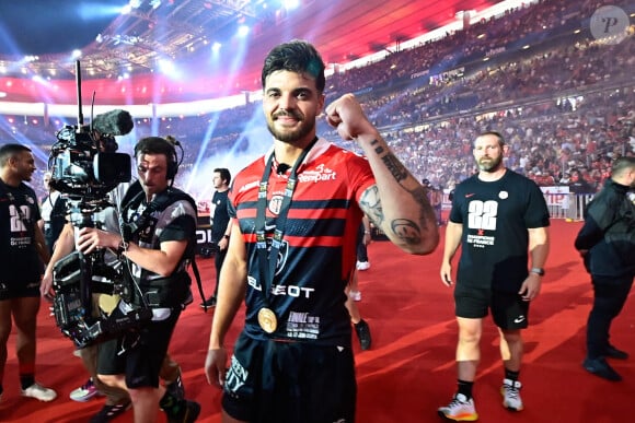 Accompagné du bouclier de Brennus, Romain Ntamack s'affiche, torse nu et de dos, simplement vêtu d'un slip de bain
 
Romain Ntamack ( 10 - Toulouse ) lors de la finale de rugby Top 14 opposant le Stade Toulousain Rugby (Toulouse) au Stade Rochelais (La Rochelle) au Stade de France à Saint-Denis, Seine Saint-Denis, le 17 juin 2023. Toulouse a gagné 29-26. © Federico Pestellini/Panoramic/Bestimage