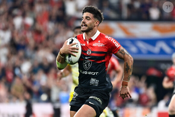 Le rugbyman a été le héros de la finale du Top 14 le 17 juin dernier
 
Romain Ntamack ( 10 - Toulouse ) lors de la finale de rugby Top 14 opposant le Stade Toulousain Rugby (Toulouse) au Stade Rochelais (La Rochelle) au Stade de France à Saint-Denis, Seine Saint-Denis, le 17 juin 2023. Toulouse a gagné 29-26. © Federico Pestellini/Panoramic/Bestimage