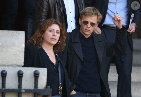 Alex Lutz et sa femme Mathilde Vial - Sorties des obsèques de Sylvie Joly en l'église Saint-Sulpice à Paris le 9 septembre 2015.