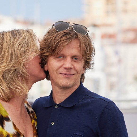 Karin Viard et le réalisateur-acteur Alex Lutz au photocall du film "Une nuit" (Un certain regard) lors du 76ème Festival International du Film de Cannes, le 26 mai 2023. © Jacovides / Moreau / Bestimage