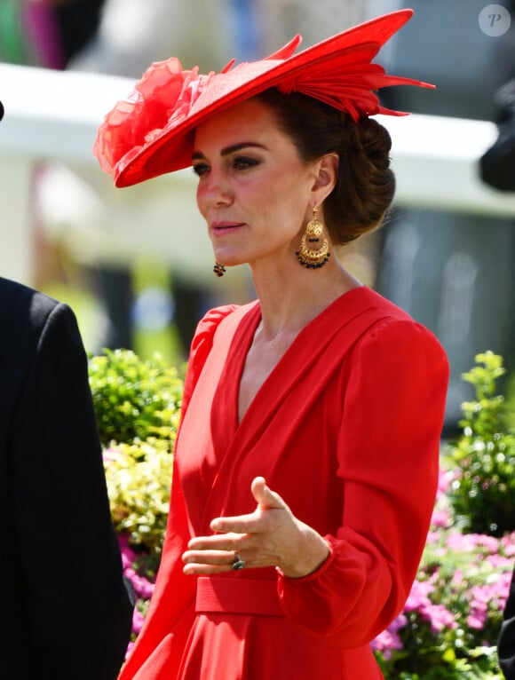 Elle avait notamment choisi une tenue rouge écarlate, impossible de ne pas la remarquer ! 
Kate Middleton - La procession royale du Royal Ascot du 23 juin comprenait notamment le roi Charles et la reie Camilla, ainsi que le prince et la princesse de Galles. 23 juin 2023.