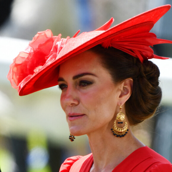 Elle avait notamment choisi une tenue rouge écarlate, impossible de ne pas la remarquer ! 
Kate Middleton - La procession royale du Royal Ascot du 23 juin comprenait notamment le roi Charles et la reie Camilla, ainsi que le prince et la princesse de Galles. 23 juin 2023.
