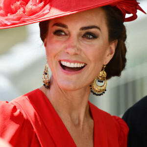 Kate Middleton a fait une apparition remarquée au Royal Ascot.
Kate Middleton - La procession royale du Royal Ascot comprenait notamment le roi Charles et la reie Camilla, ainsi que le prince et la princesse de Galles. 