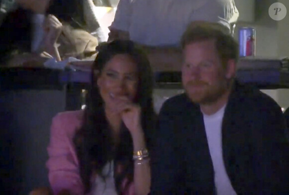 De son côté, Spotify a mis un terme au podcast de Meghan Markle sur sa plateforme
Meghan Markle refuse un baiser au prince Harry, lors de la traditionnelle "Kiss Cam" au match des Lakers à la Crypto.com Arena à Los Angeles, le 24 avril 2023. Si le prince Harry semblait enclin à se prêter au jeu en se penchant vers la duchesse de Sussex, Meghan Markle a simplement ri en tenant le bras de son époux, devant une salle applaudissant pour les encourager. © NBA / JLPPA / Bestimage 