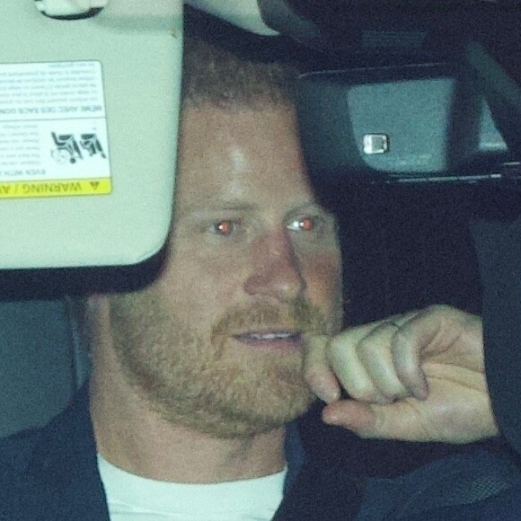 Le prince Harry, duc de Sussex et Meghan Markle, duchesse de Sussex, quittent la Crypto.com Arena, après le match des Lakers, à Los Angeles, le 24 avril 2023. Meghan Markle aurait refusé d'embrasser le prince Harry surpris par la traditionnelle "Kiss Cam". 