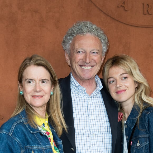 Nelson Monfort entre sa femme Dominique et sa fille Victoria au village lors des internationaux de tennis de Roland Garros à Paris, France, le 30 mai 2019. © Jacovides-Moreau/Bestimage 