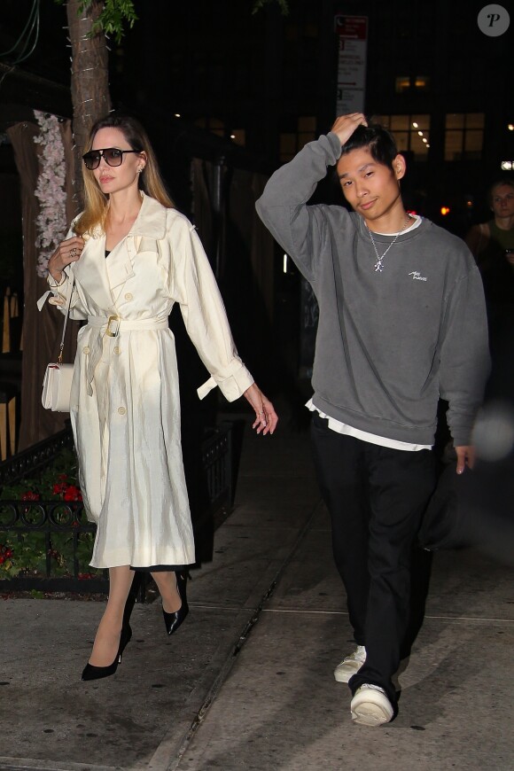 Angelina Jolie a été aperçue avec ses enfants lors d'un dîner à New York. L'actrice américaine de 48 ans a été rejointe par ses enfants alors qu'ils se dirigeaient vers un dîner à Bond Street, vêtue d'un trench havane sur une robe noire et des talons.