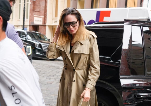 Angelina Jolie a été aperçue à New York. L'actrice américaine de 48 ans portait un trench beige sur une robe noire et des talons noirs. Angelina a été rejointe par son fils Pax qui tenait un appareil photo professionnel Nikon.