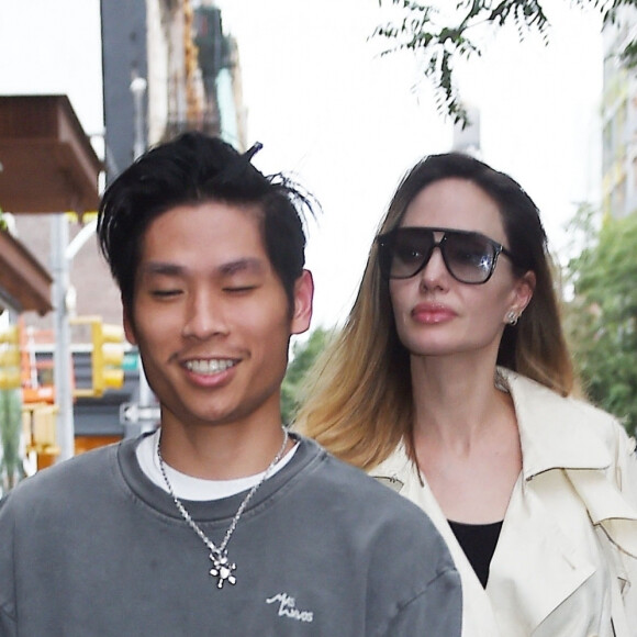 Angelina Jolie et ses enfants dînent en famille au restaurant BondST à New York
