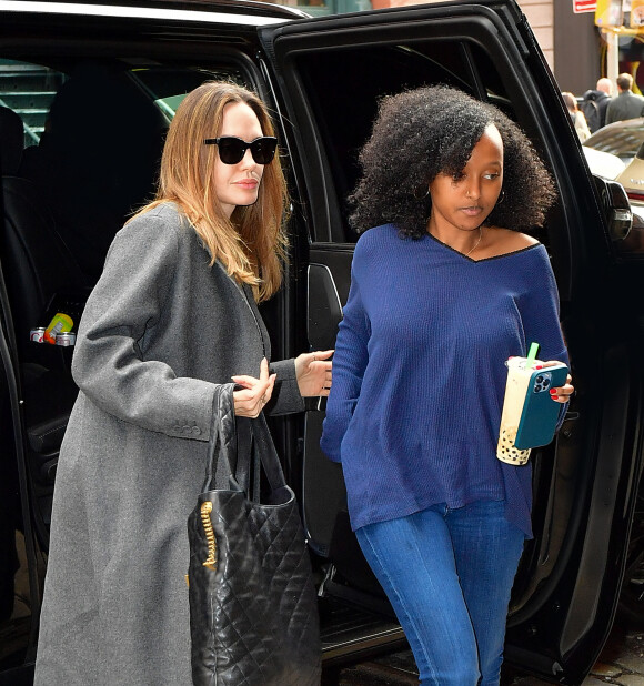 Exclusif - Angelina Jolie et sa fille Zahara font du shopping à New York, le 20 février 2023.
