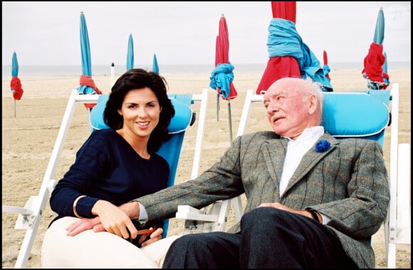 Archives - Eddie Barclay et sa femme Caroline en rendez vous sur plage de Deauville en 1995