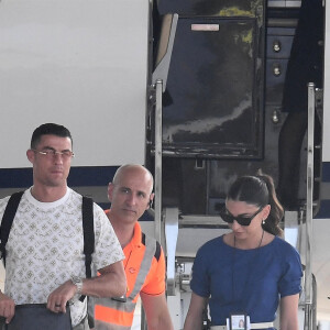 Cristiano Ronaldo arrive en jet privé pour une luxueuse escapade méditerranéenne en famille à bord d'un yacht à Porto Cervo, Italie, le 21 juin 2023.
