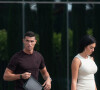 On peut voir qu'il a du vernis noir sur les ongles des pieds
 
Cristiano Ronaldo et sa compagne Georgina Rodriguez se balaent dans les rues de Madrid, espagne, le 17 juin 2023.