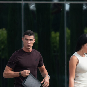 On peut voir qu'il a du vernis noir sur les ongles des pieds
 
Cristiano Ronaldo et sa compagne Georgina Rodriguez se balaent dans les rues de Madrid, espagne, le 17 juin 2023.