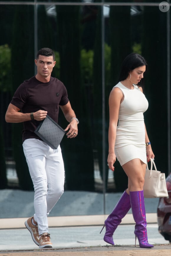 On peut voir qu'il a du vernis noir sur les ongles des pieds
 
Cristiano Ronaldo et sa compagne Georgina Rodriguez se balaent dans les rues de Madrid, espagne, le 17 juin 2023.