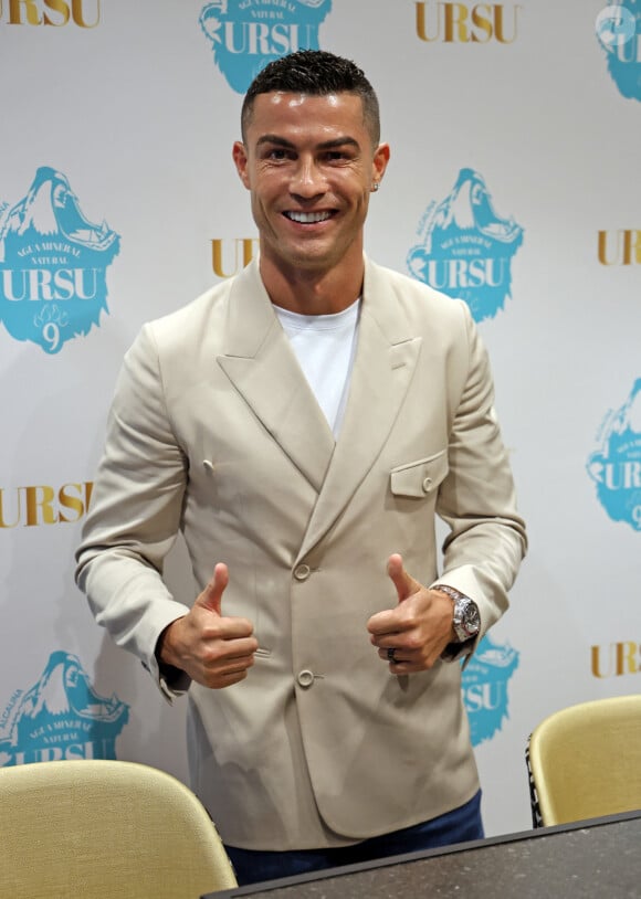Connu pour son hygiène de vie irréprochable, Cristiano Ronaldo ne laisse décidément rien au hasard !
 
Cristiano Ronaldo et sa fiancée Georgina Rodriguez en promotion pour sa marque d'eau minérale "URSU" à Madrid, le 7 juin 2023.