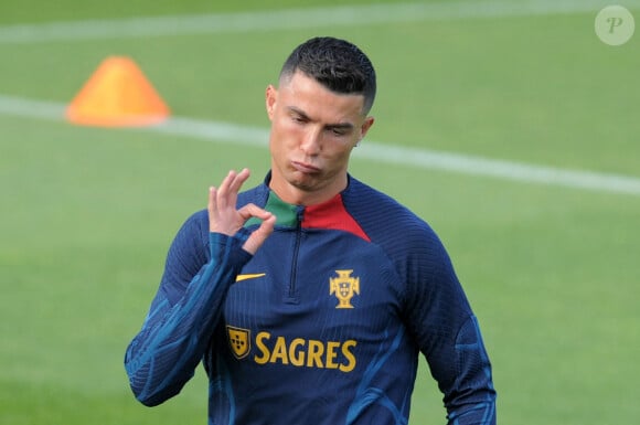 D'après les informations de Bild, il s'agit en fait d'un vernis protecteur pour éviter les bactéries et les champignons
 
Cristiano Ronaldo s'entraîne avec son équipe avant le match contre la Bosnie, dans le cadre des éliminatoires de l'Euro, à Oeiras (Portugal), le 14 juin 2023.