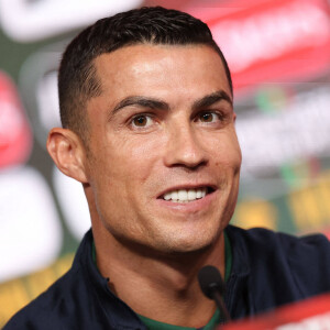 Cristiano Ronaldo aperçu avec du vernis sur les ongles
 
L'attaquant portugais Cristiano Ronaldo en conférence de presse lors de l'entraînement de l'équipe du Portugal pour la qualification à l'EURO à Lisbonne, Portugal. © Imago/Panoramic/Bestimage