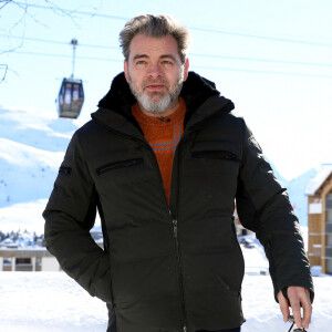 Il révélait notamment partir "tout seul" pour pédaler, lui qui adore le vélo.
Clovis Cornillac au photocall du film "Les têtes givrées" lors de la 26ème édition du festival international de comédie de l'Alpe d'Huez, à Huez, France, le 19 janvier 2023. © Dominique Jacovides/Bestimage 