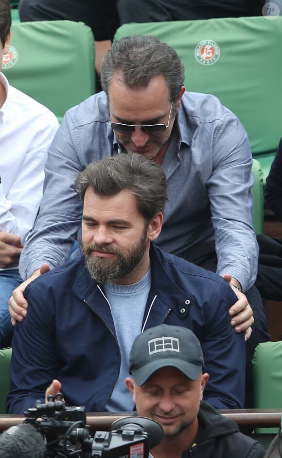 Jean Dujardin et Clovis Cornillac dans les tribunes de la finale homme des internationaux de France de Roland Garros à Paris le 5 juin 2016. © Moreau-Jacovides / Bestimage 