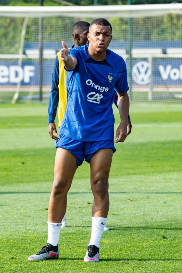 "Une situation inacceptable. Toutes mes pensées vont pour la famille et les proches de Naël, ce petit ange parti beaucoup trop tôt", ajoute le footballeur
 
Kylian Mbappé - L'équipe de France de football s'entraine à Clairefontaine avant son match de qualification pour l'Euro 2024, le 12 juin 2023. la France affrontera Gibraltar ce vendredi 16 juin à 20h45 au Stade de l'Algarve à Faro-Loulé au Portugal.