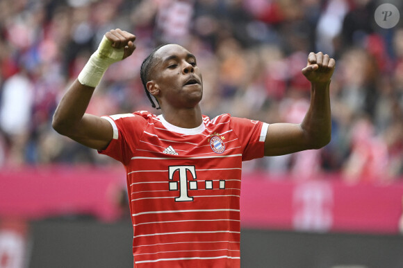 Le jeune footballeur français évolue au Bayern Munich, mais continue de s'intéresser à l'actualité française.

Mathys Tel