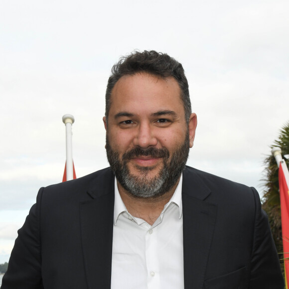 "Je suis un banlieusard. Je vis à Clamart, une ville formidable, familiale. Mais passer des heures dans le trafic, ça m'exaspère !", avait confié le journaliste.
Bruce Toussaint lors de l'inauguration de l'hôtel Barrière Le Grand Hôtel Dinard, après cinq mois de rénovation, à Dinard, France, le 15 juin 2019. © Coadic Guirec/Bestimage