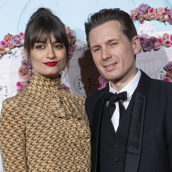 Elle attend ce bébé avec son compagnon Alex Kapranos, un célèbre rockeur écossais.
Clara Luciani et son compagnon Alex Kapranos - Photocall du 40ème Gala de Charité AROP (Association pour le Rayonnement de l'Opéra de Paris) à l'Opera Garnier à Paris. © Pierre Perusseau/Bestimage