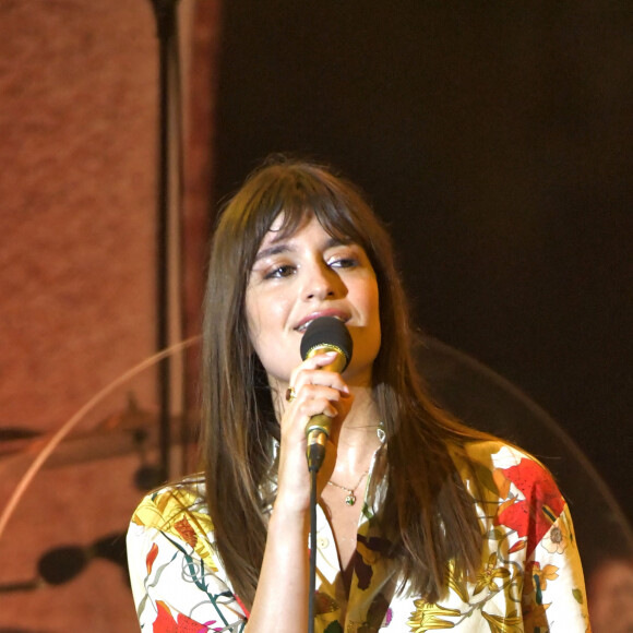 Clara Luciani en concert au Nice Jazz Festival 2022 sur la scène de la place Masséna à Nice. Le 16 juillet 2022 © Bruno Bebert / Bestimage