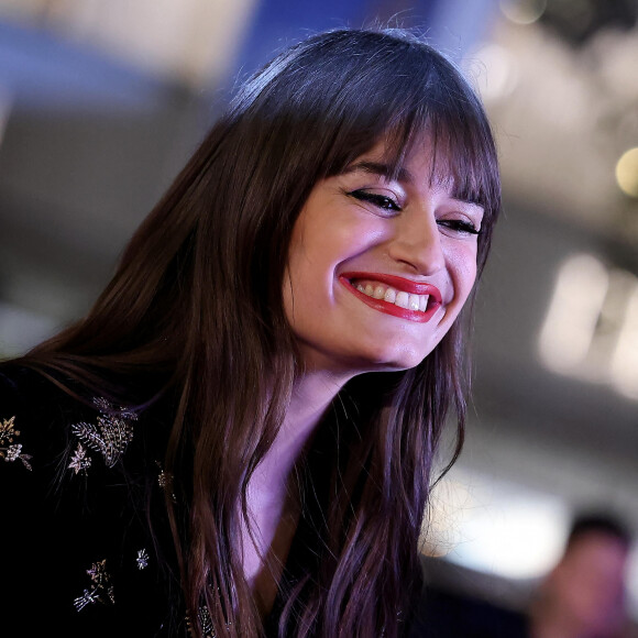 La chanteuse Clara Luciani est aux anges.

Clara Luciani au photocall des "NRJ Music Awards (NMA)" au Palais des Festivals à Cannes. © Dominique Jacovides / Bestimage 