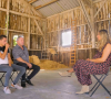 Marie Portolano très émue face à l'agriculteur Stéphane et son fils Dorian dans "Aidons nos fermes", M6