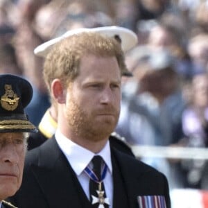 Mais Charles III a estimé qu'ils n'y étaient plus assez.
Le roi Charles III d'Angleterre, le prince Harry, duc de Sussex - Procession cérémonielle du cercueil de la reine Elisabeth II du palais de Buckingham à Westminster Hall à Londres. Le 14 septembre 2022 