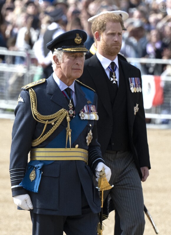 Mais Charles III a estimé qu'ils n'y étaient plus assez.
Le roi Charles III d'Angleterre, le prince Harry, duc de Sussex - Procession cérémonielle du cercueil de la reine Elisabeth II du palais de Buckingham à Westminster Hall à Londres. Le 14 septembre 2022 