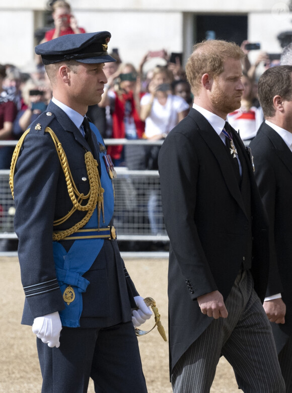 Le prince de Galles William, le prince Harry, duc de Sussex - Procession cérémonielle du cercueil de la reine Elisabeth II du palais de Buckingham à Westminster Hall à Londres. Le 14 septembre 2022 